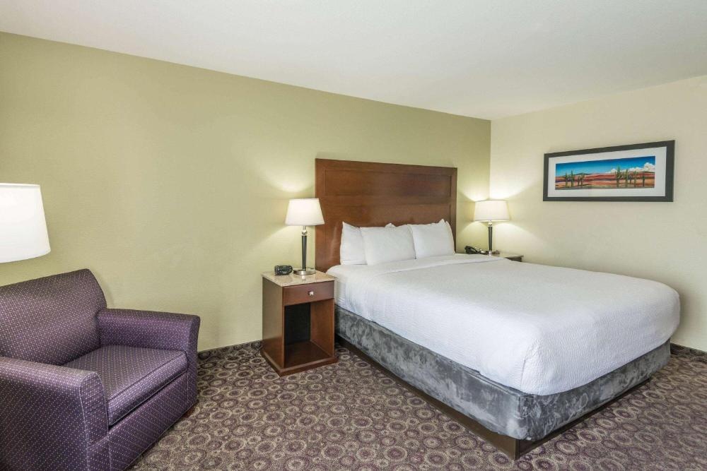 La Quinta Inn & Suites by Wyndham Las Vegas Airport South